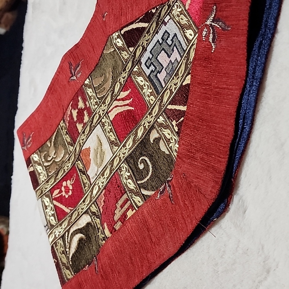 REVERSIBLE TABLE RUNNER WITH GOLD TASSELS - Picture 3 of 7